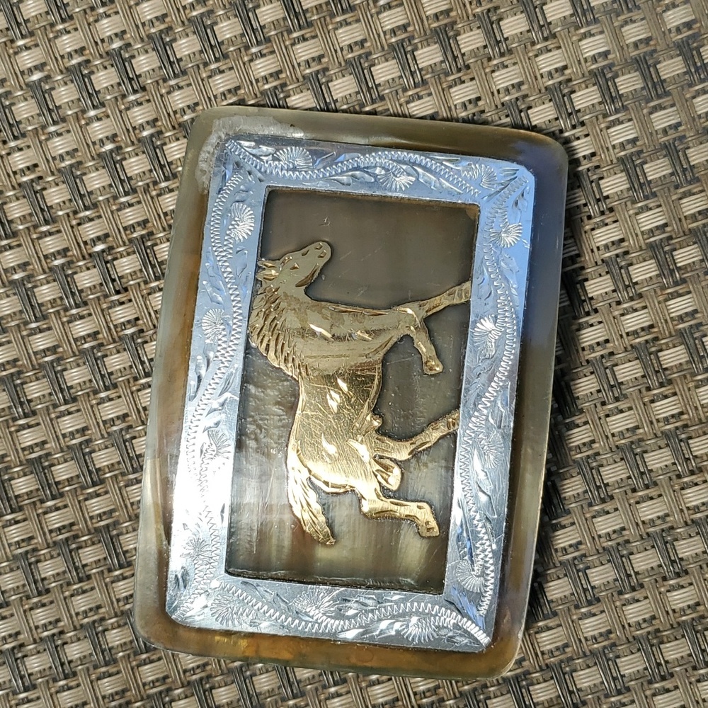 Horn belt buckle